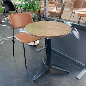 Bordsskiva i massiv ek, rund tobaksbetsad