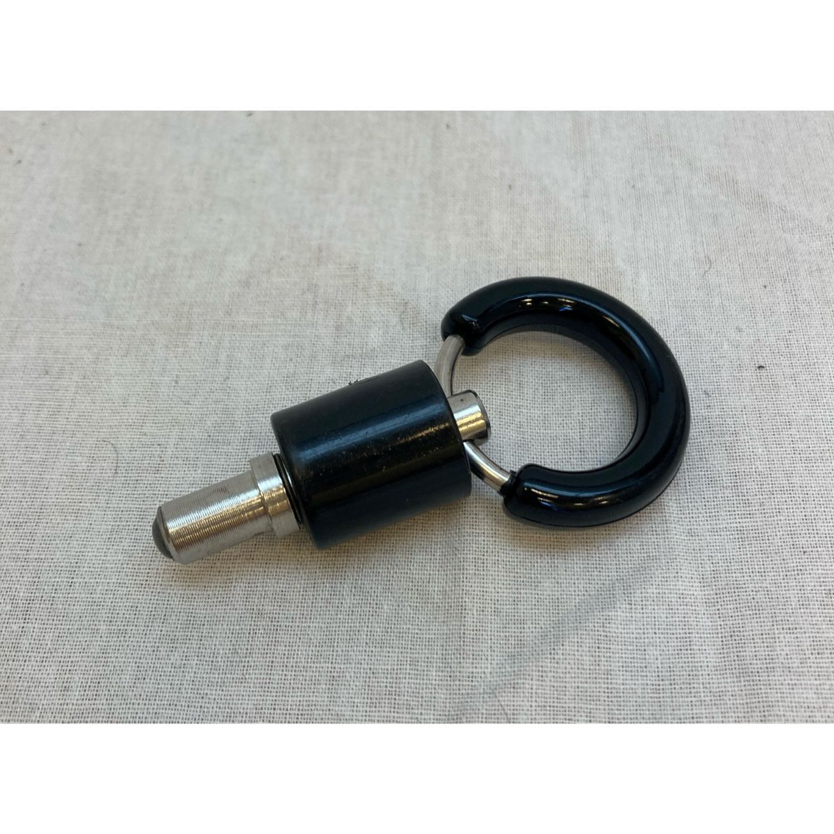 Delad med fjäder och ring