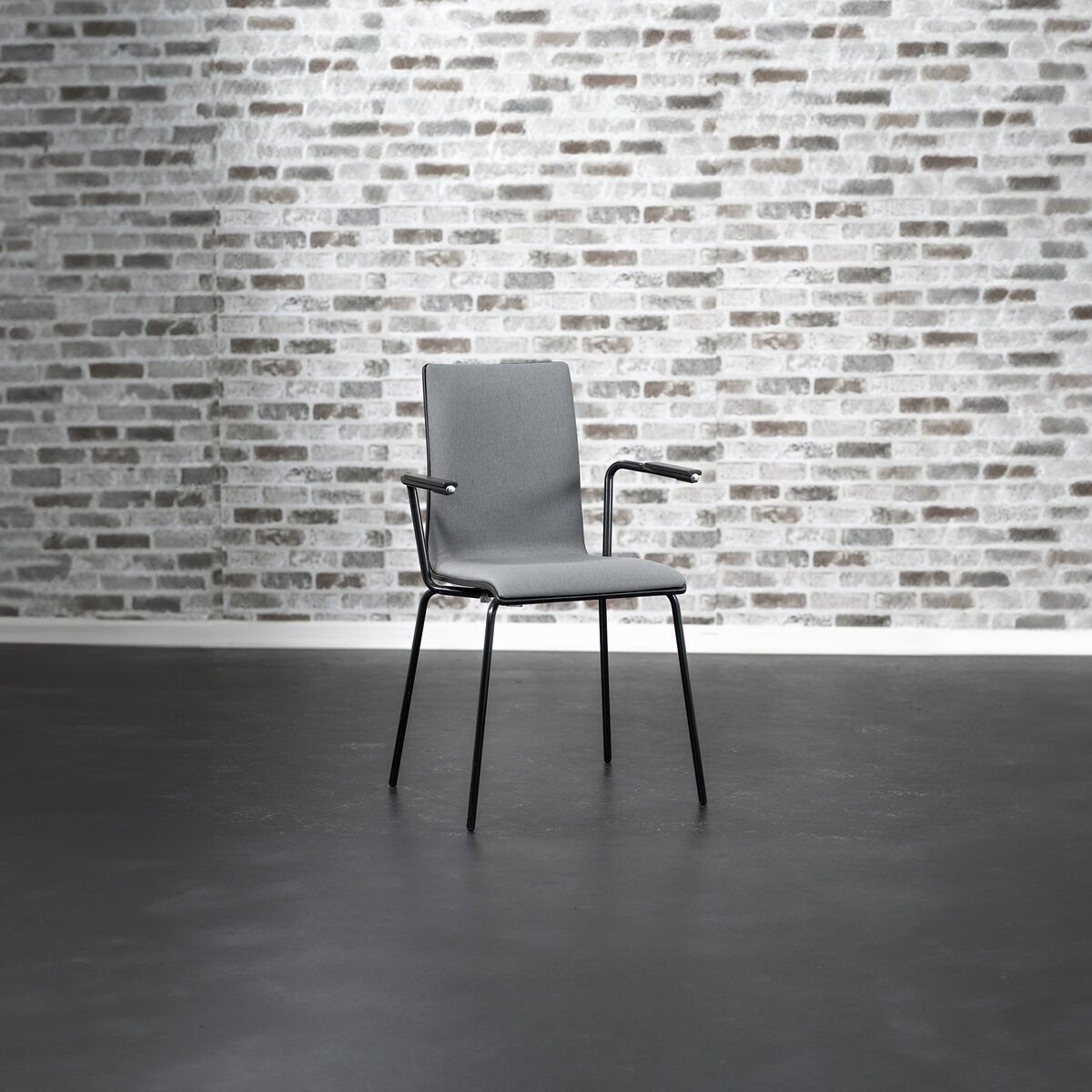 Kantinsats 1 - Kantinabord och 4 stolar med armstöd