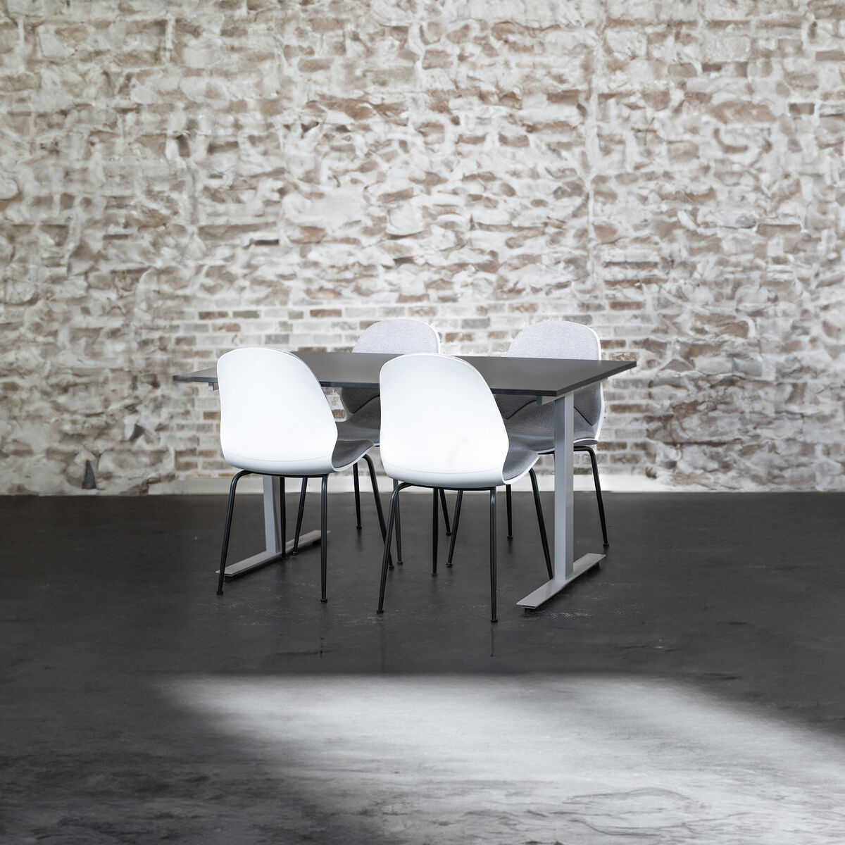 Kantinsats 2 - Kantinbord och 4 stolar med medar