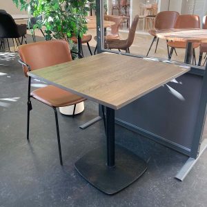 Bordsskiva i massiv ek, tobaksbetsad fyrkant